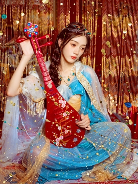 弹琵琶的异域风情古风美女写真图片